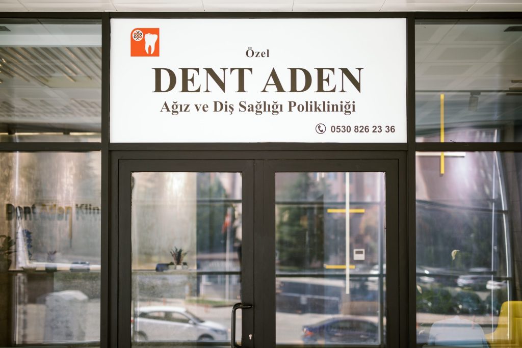 DentAden Poliklinik dış cephe — Eryaman Etimesgut'taki klinik girişi ve tabelası