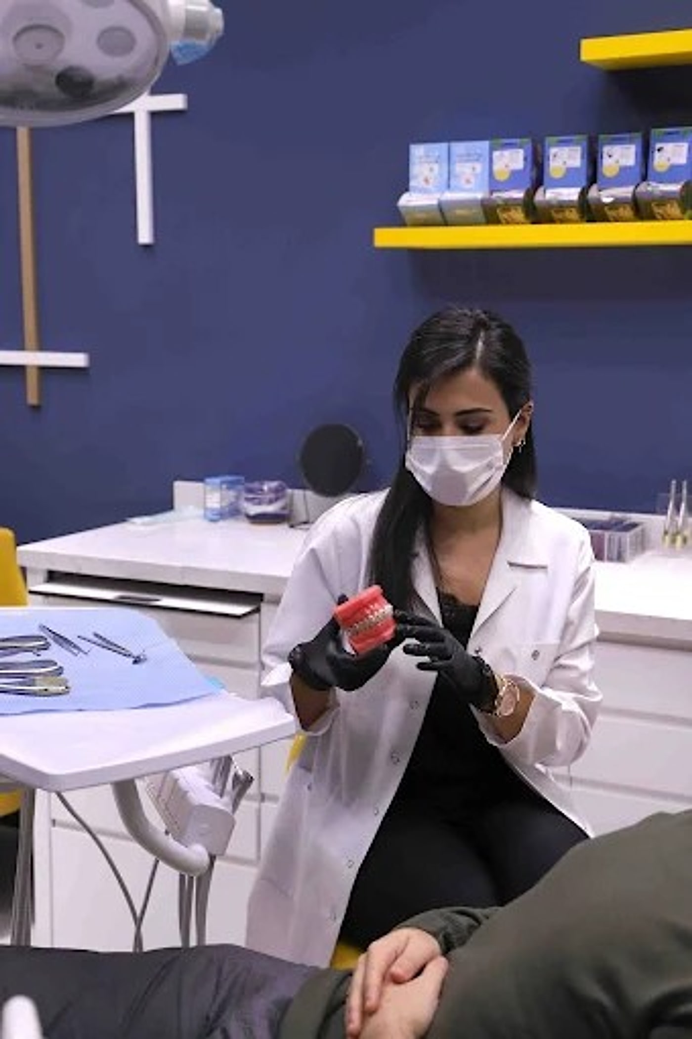 DentAden Poliklinik diş hekimi çene modeli ile tedavi planlaması