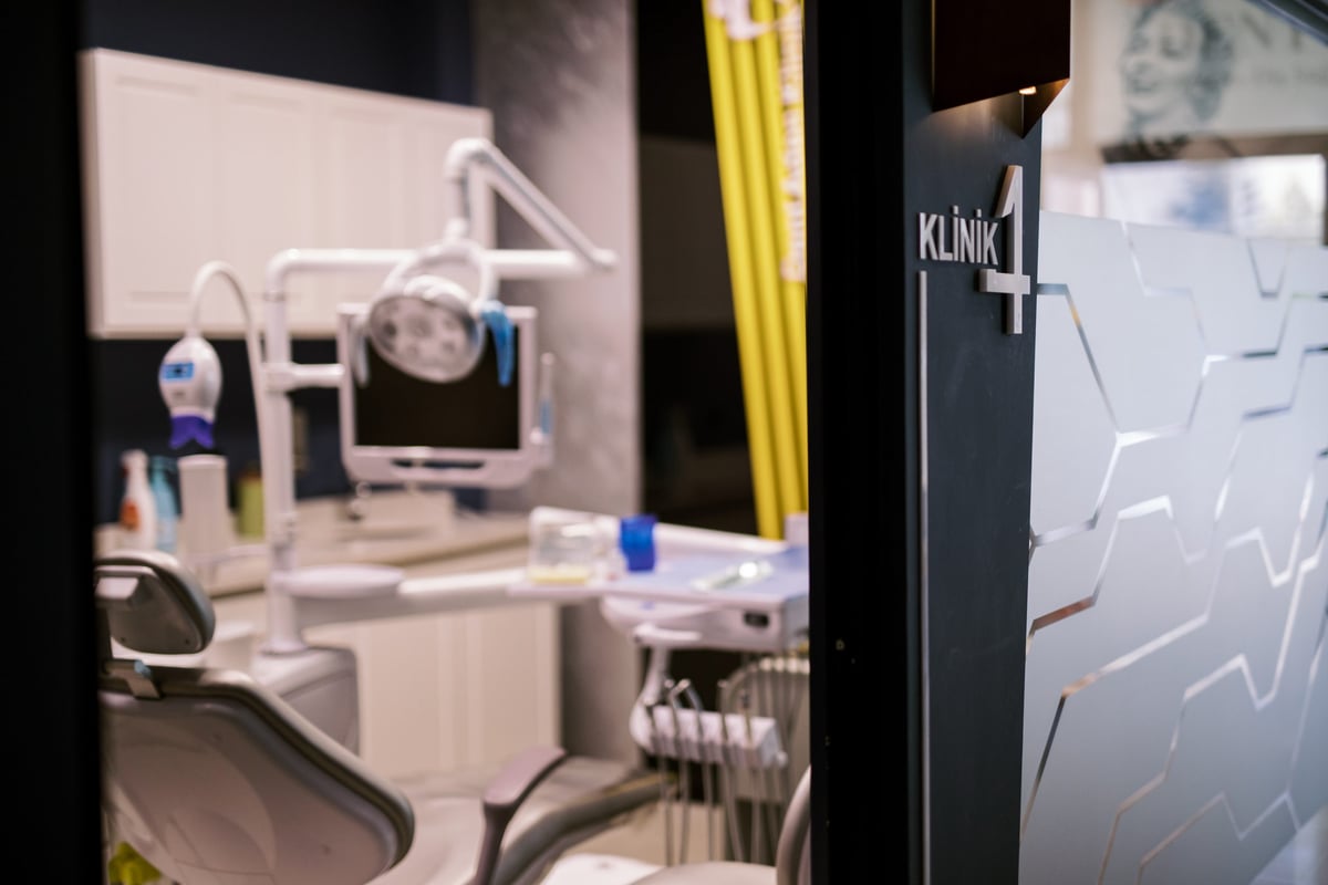 Klinik 1 tedavi odası girişi — modern diş ünitesi ve hijyen detayları